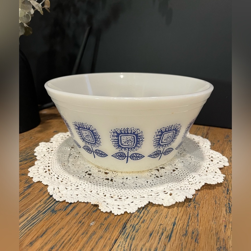Federal glass Heritage Blue Sunflower Mixing Bowl – Milk Glass,